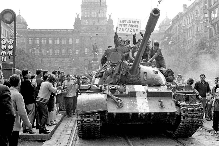 Protestierende besetzen einen Panzer auf dem Wenzelsplatz in Prag.